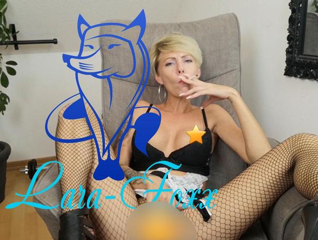 Lara Foxx Porno Video: Smoking Bitch läuft aus!